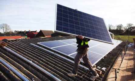 Auf einem Scheunendach in West Sussex sind Sonnenkollektoren installiert.