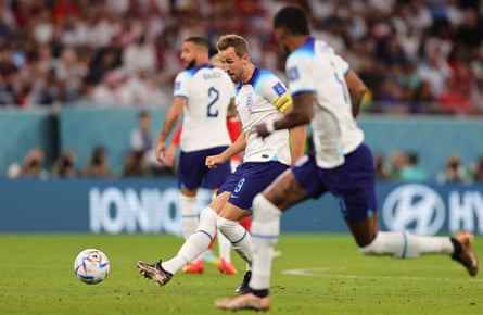 Harry Kane passt den Ball beim 3:0-Sieg Englands gegen Wales