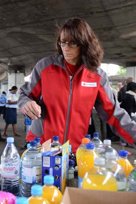Ein Mitarbeiter des Roten Kreuzes verteilt Essen und Trinken nach dem Brand in Grenfell