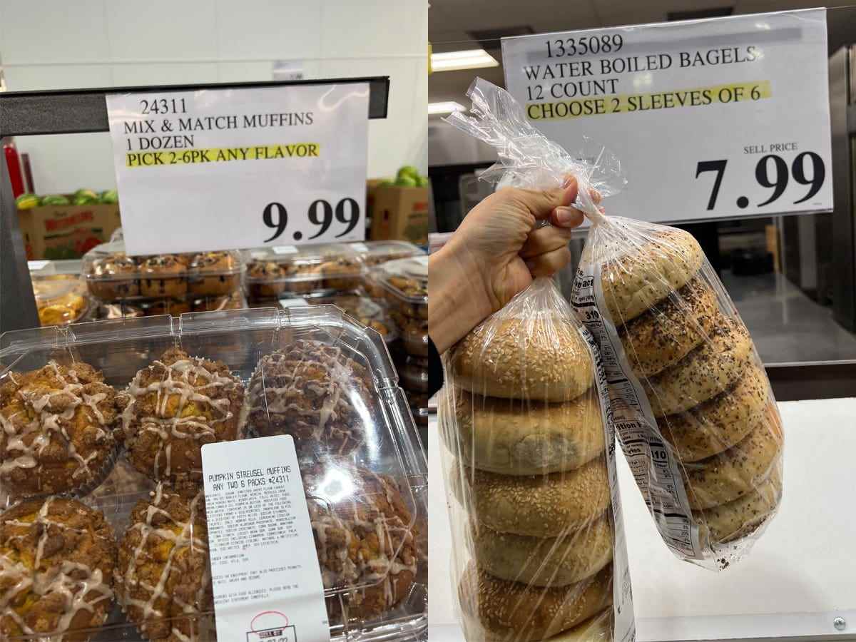 Links eine Packung Muffins zum Preis von 9,99 $ bei costco.  Auf der rechten Seite hält eine Hand zwei Tüten mit Bagels vor einem Preisschild von 7,99 $ bei Costco