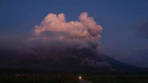 Der Berg Semeru spuckt am 4. Dezember 2022 Rauch und Asche in Lumajang aus.