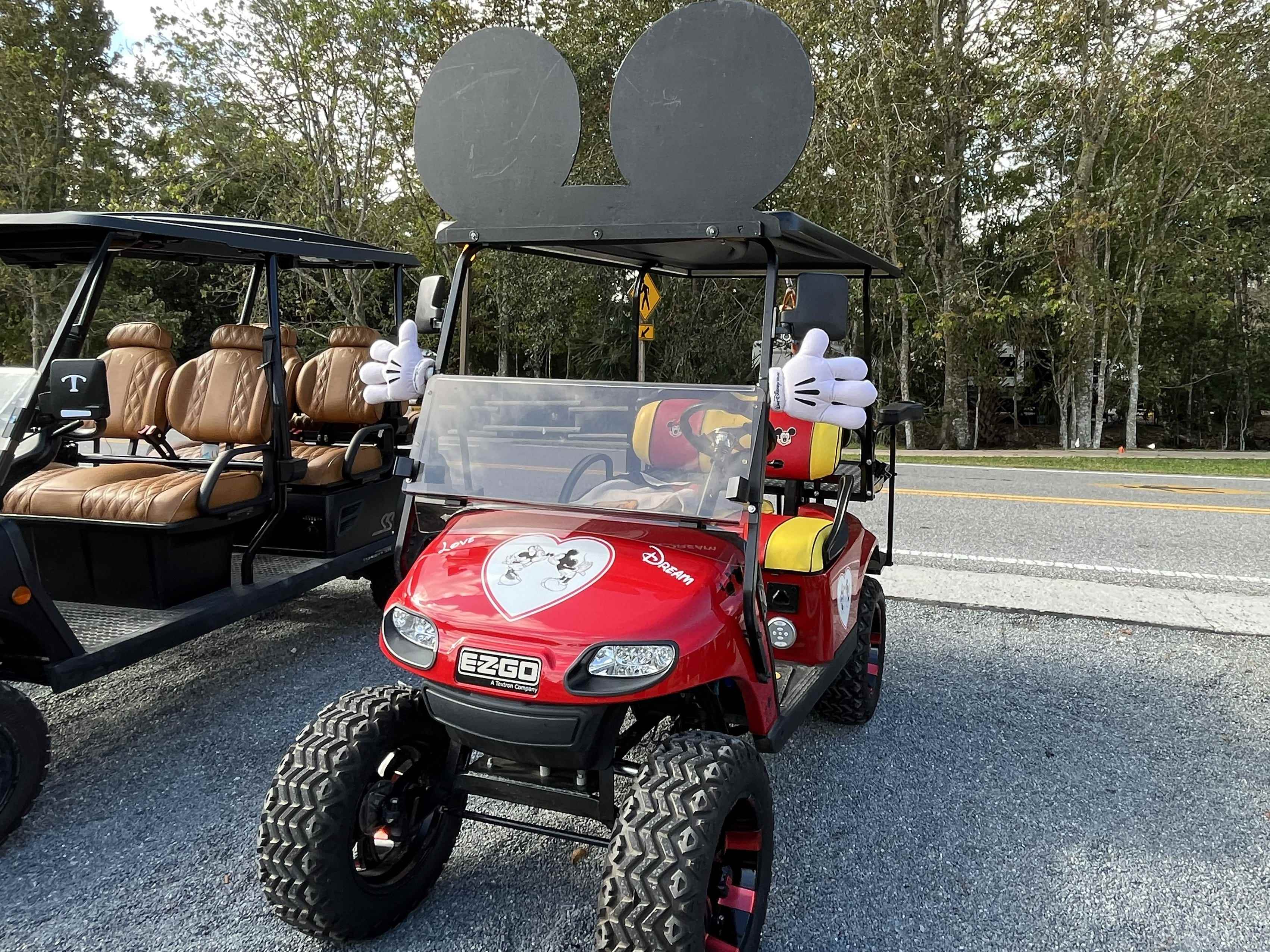 Mickey-inspirierter Golfwagen in Fort Wildnis