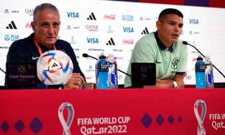 Brasiliens Trainer Tite (links) sprach neben Kapitän Thiago Silva vor dem Achtelfinal-Duell gegen Südkorea mit den Medien.