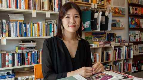 Autorin Lee Jin-song im spanischen Buchladen in Seoul, wo ihre Bücher verkauft werden.