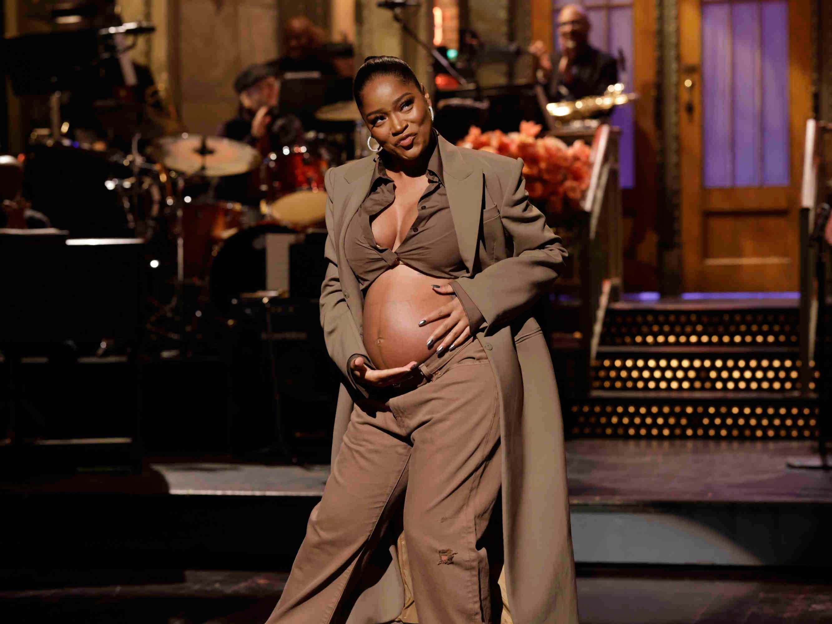 Keke Palmer zeigt Babybauch während eines Monologs bei „Saturday Night Live“ am 3. Dezember 2022.
