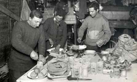 Atkinson, Bowers und Cherry-Garrard bereiten im Juni 1911 in ihrem Lager eine Mahlzeit zu.