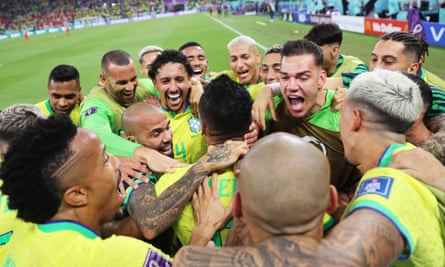 Casemiros Teamkollegen zeigen ihre Wertschätzung, nachdem er Brasiliens Siegtreffer gegen die Schweiz erzielt hat.
