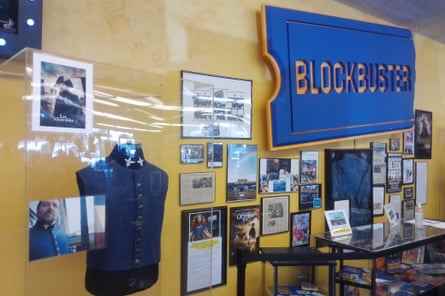 Blockbuster-Signatur über Nachrichtenartikeln und einer Jacke, die Russell Crowe in Les Miserables getragen hat