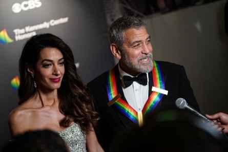 George und Amal Clooney sprechen bei der Gala mit Reportern.