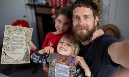 Familie mit Brief vom Weihnachtsmann