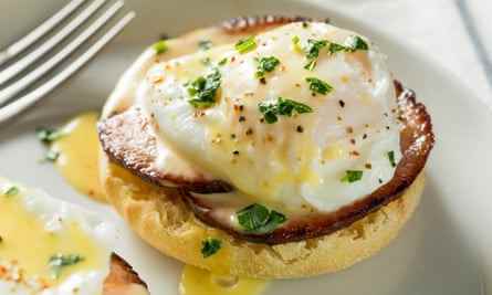 Hausgemachte Eggs Benedict mit Bacon und Sauce Hollandaise