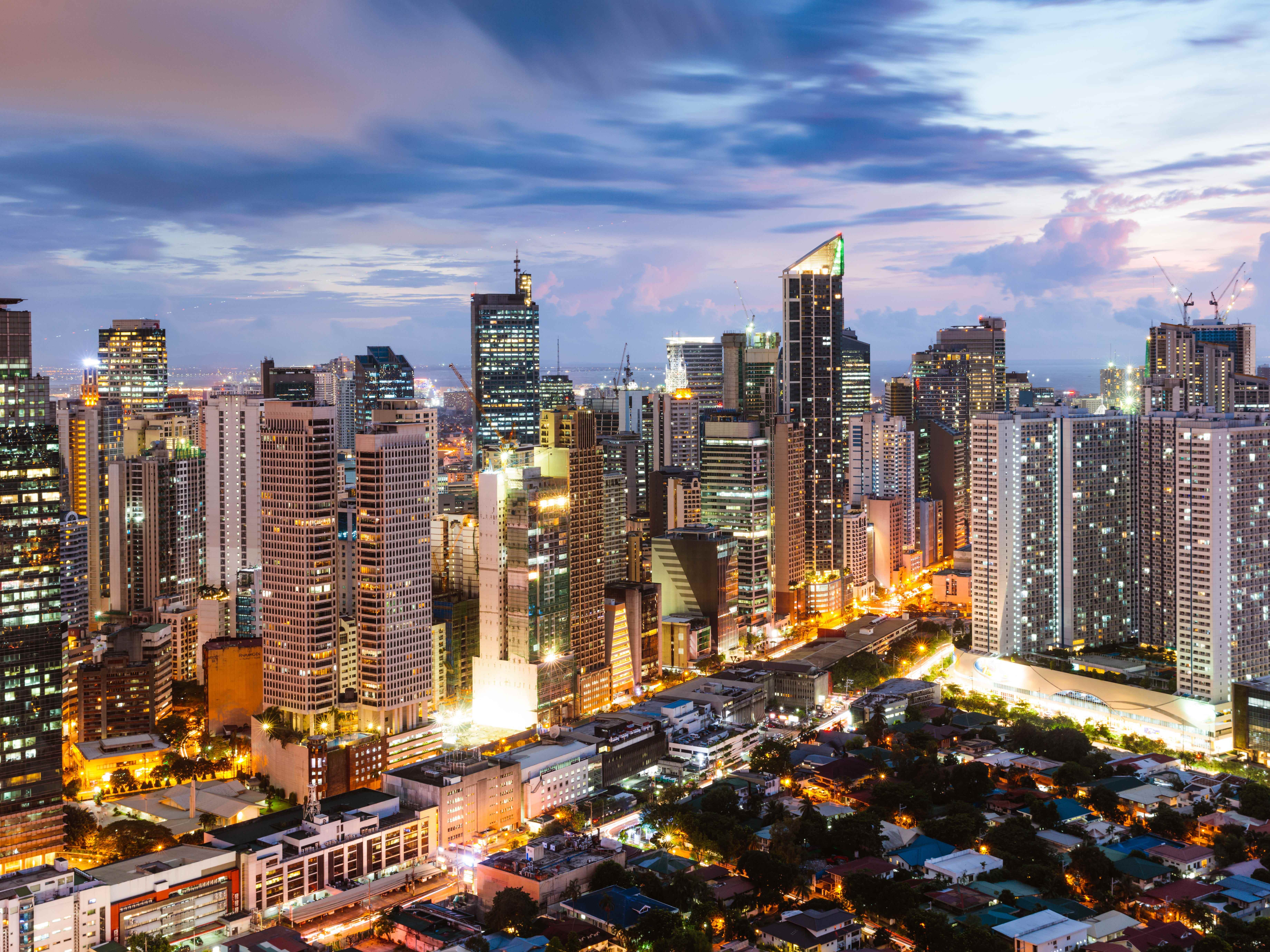 Skyline von Makati bei Dämmerung, Manila, Philippinen - Stock-Foto