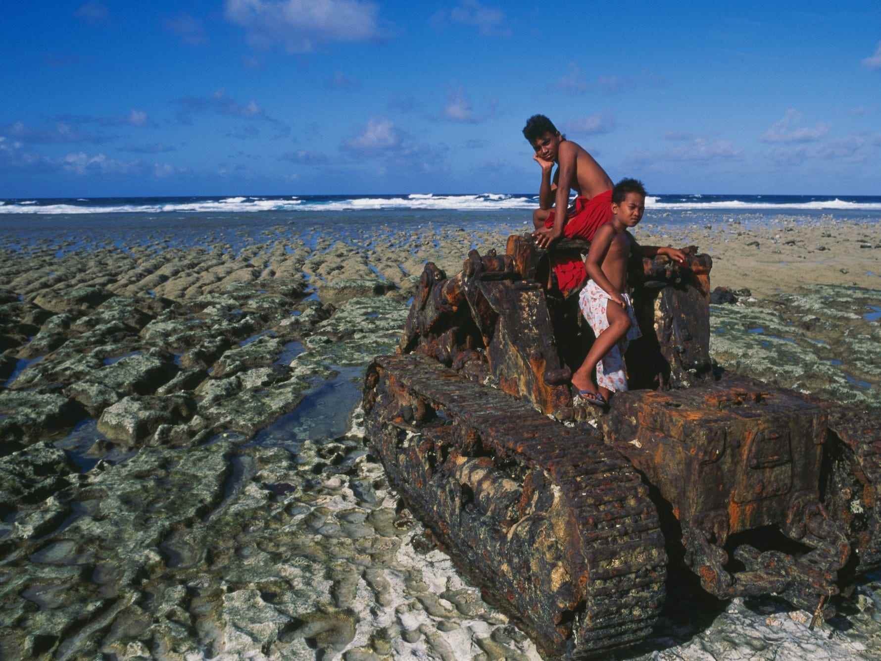 Mikronesien Ulithi Kinderstrand Panzer aus dem Zweiten Weltkrieg