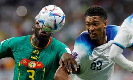 Jude Bellingham kämpft gegen den senegalesischen Kapitän Kalidou Koulibaly um den Ball