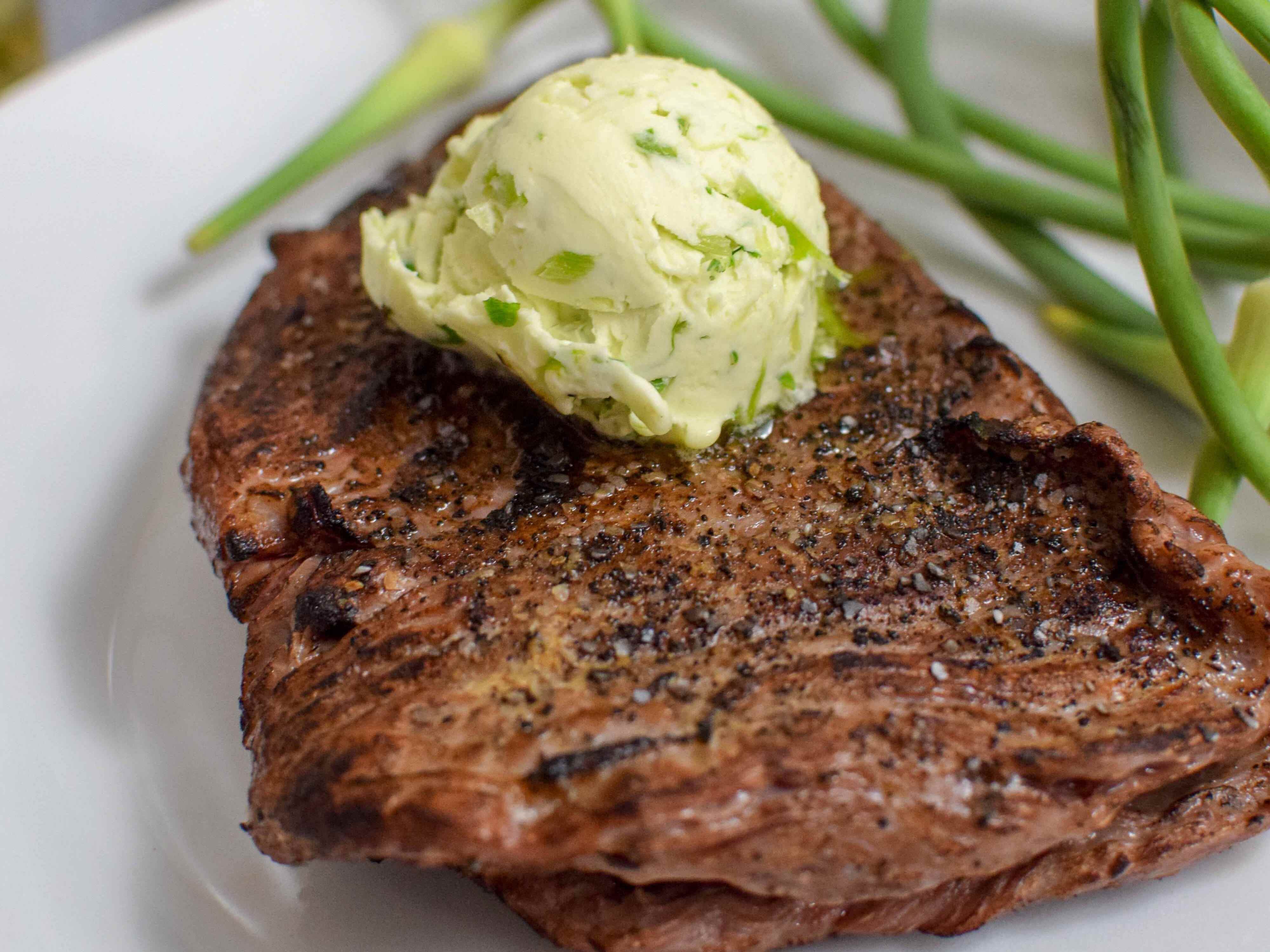 Ein Steak mit einer zusammengesetzten Butter darauf