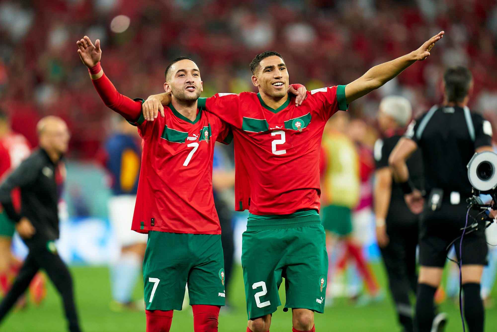 Hakim Ziyech und Achraf Hakimi aus Marokko feiern nach dem Sieg des Teams während des Achtelfinalspiels der FIFA Fussball-Weltmeisterschaft Katar 2022 zwischen Marokko und Spanien im Education City Stadium am 06. Dezember 2022 in Al Rayyan, Katar.