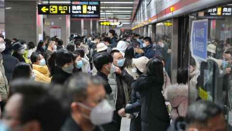 Bürger, die Masken tragen, steigen am Montag in Zhengzhou in der Provinz Henan in eine U-Bahn, wo negative Covid-19-Testergebnisse für die Fahrt mit öffentlichen Verkehrsmitteln nicht mehr erforderlich sind.