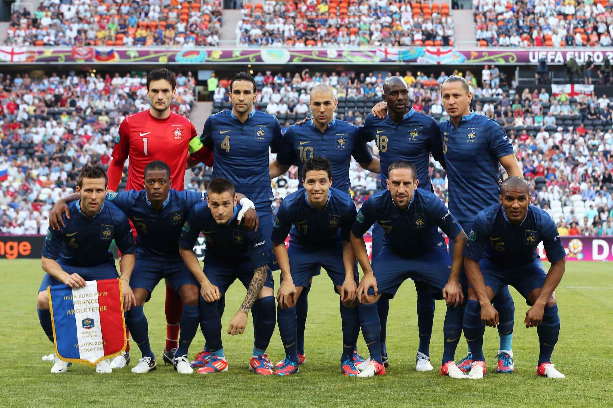 Die französische Mannschaft stellt sich während des Spiels der Gruppe D der UEFA EURO 2012 zwischen Frankreich und England in der Donbass Arena auf.