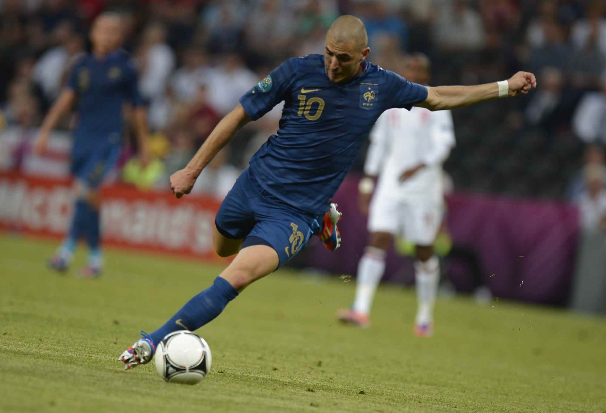 Der französische Stürmer Karim Benzema schießt während der Euro-2012-Meisterschafts-Fußballabgleichung Frankreich gegen England am 11. Juni 2012 in der Donbass-Arena in Donetsk.