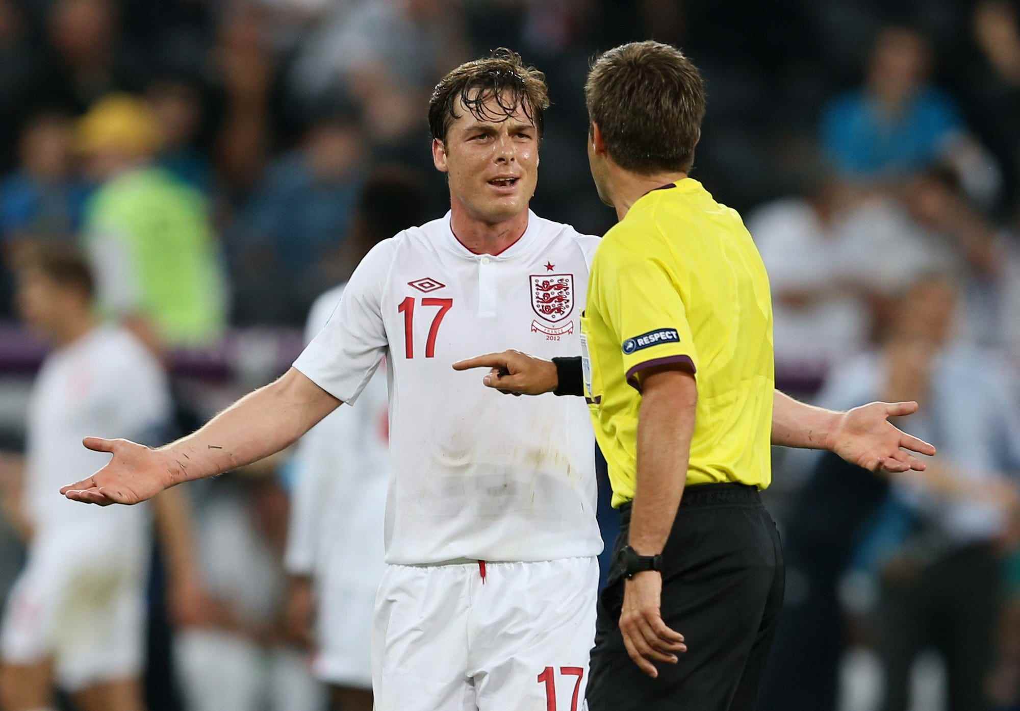 Scott Parker aus England appelliert an Schiedsrichter Nicola Rizzoli während des Spiels der Gruppe D der UEFA EURO 2012 zwischen Frankreich und England in der Donbass Arena am 11. Juni 2012 in Donetsk, Ukraine.