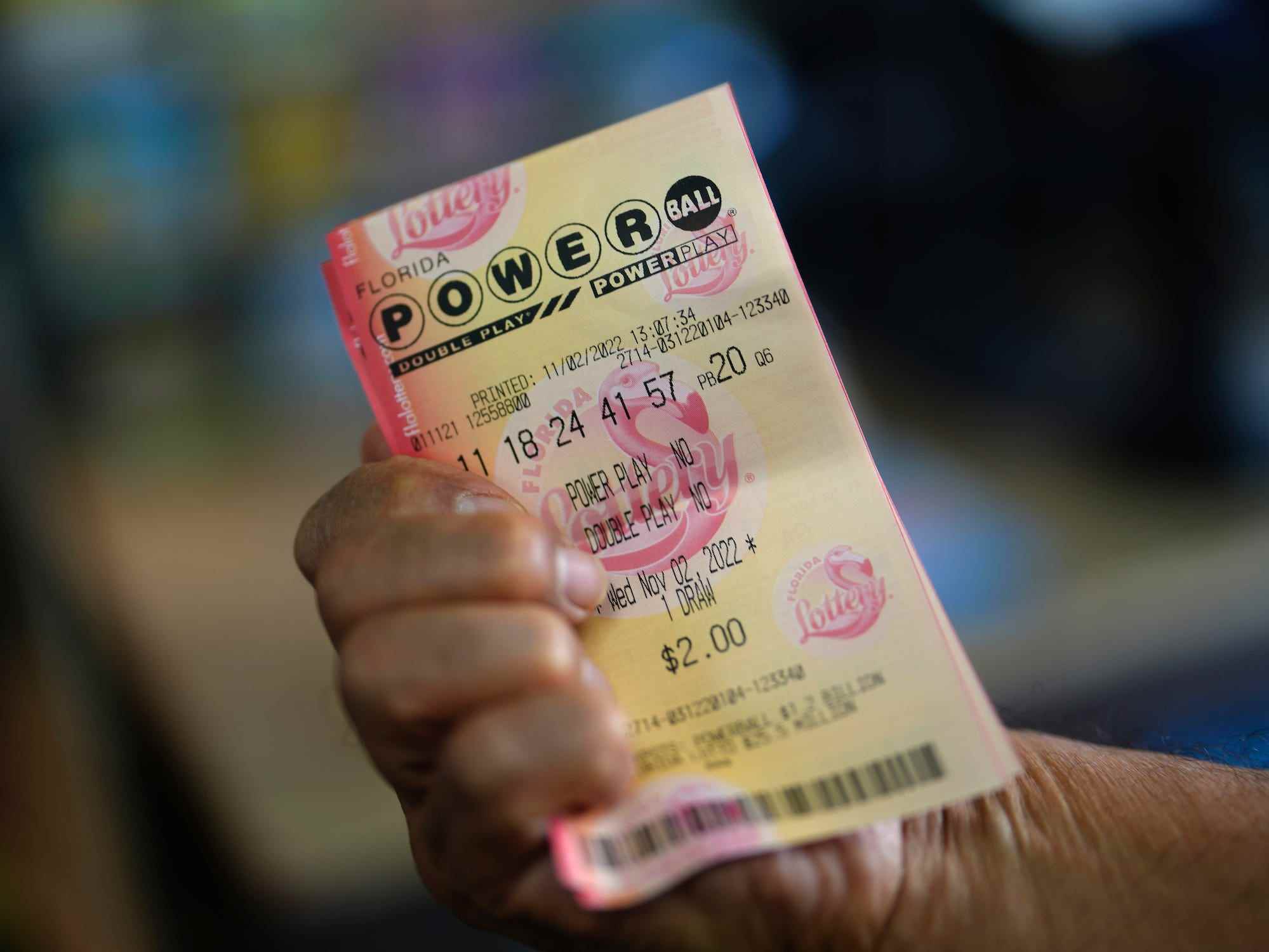 Hand hält Powerball-Lotterieschein