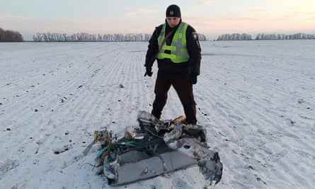 Ein Polizist steht neben einem Teil eines russischen Marschflugkörpers, der in der Region Kiew abgeschossen wurde.