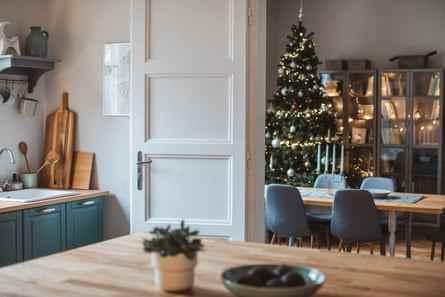 Um die festliche Stimmung zu maximieren, wählen Sie beim Aufstellen des Weihnachtsbaums einen Platz mit Blick auf das Wohnzimmer oder den Esstisch.