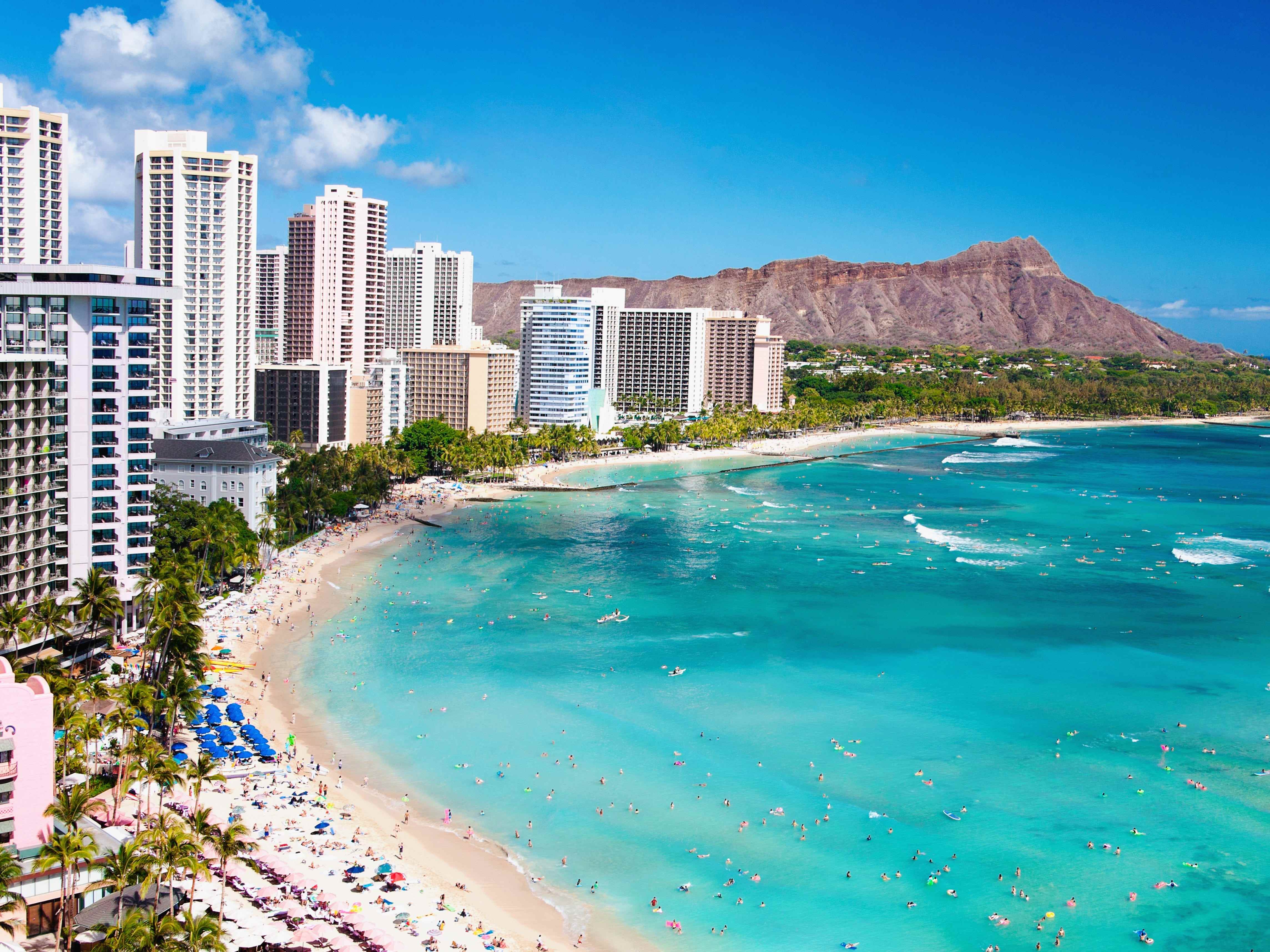 Weiße Sandstrände von Hawaii mit hoch aufragenden Hotels