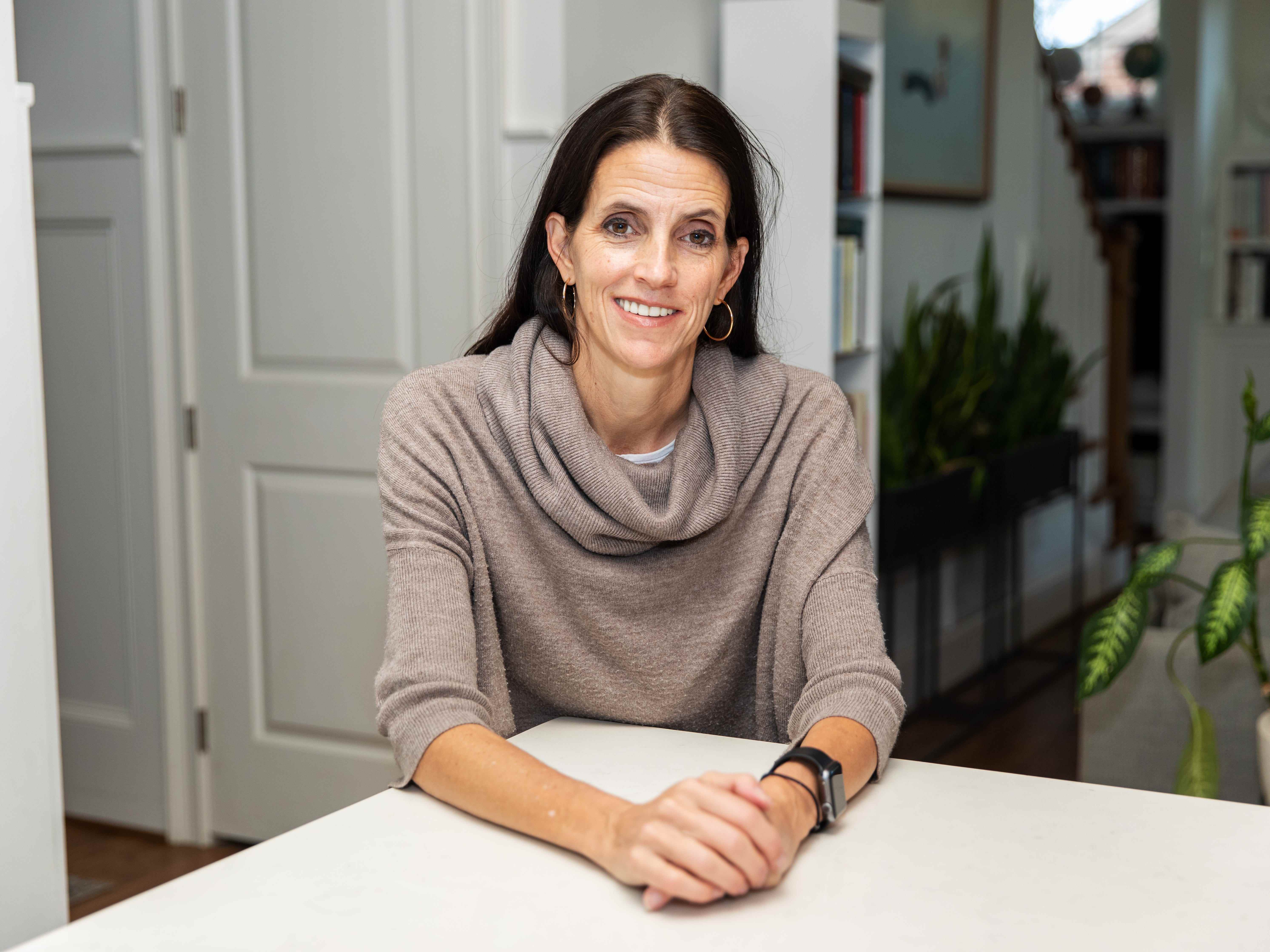 Leslie Neitzel, Chief Human Resources Officer bei Carrot Fertility, sitzt an einer Küchentheke