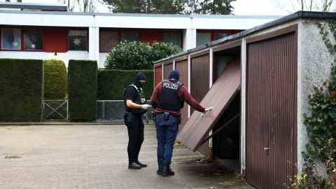 Die Polizei sichert am Mittwoch ein Gebiet in Berlin, Deutschland, nachdem sie Anhänger einer rechtsextremen Terrororganisation festgenommen hat.