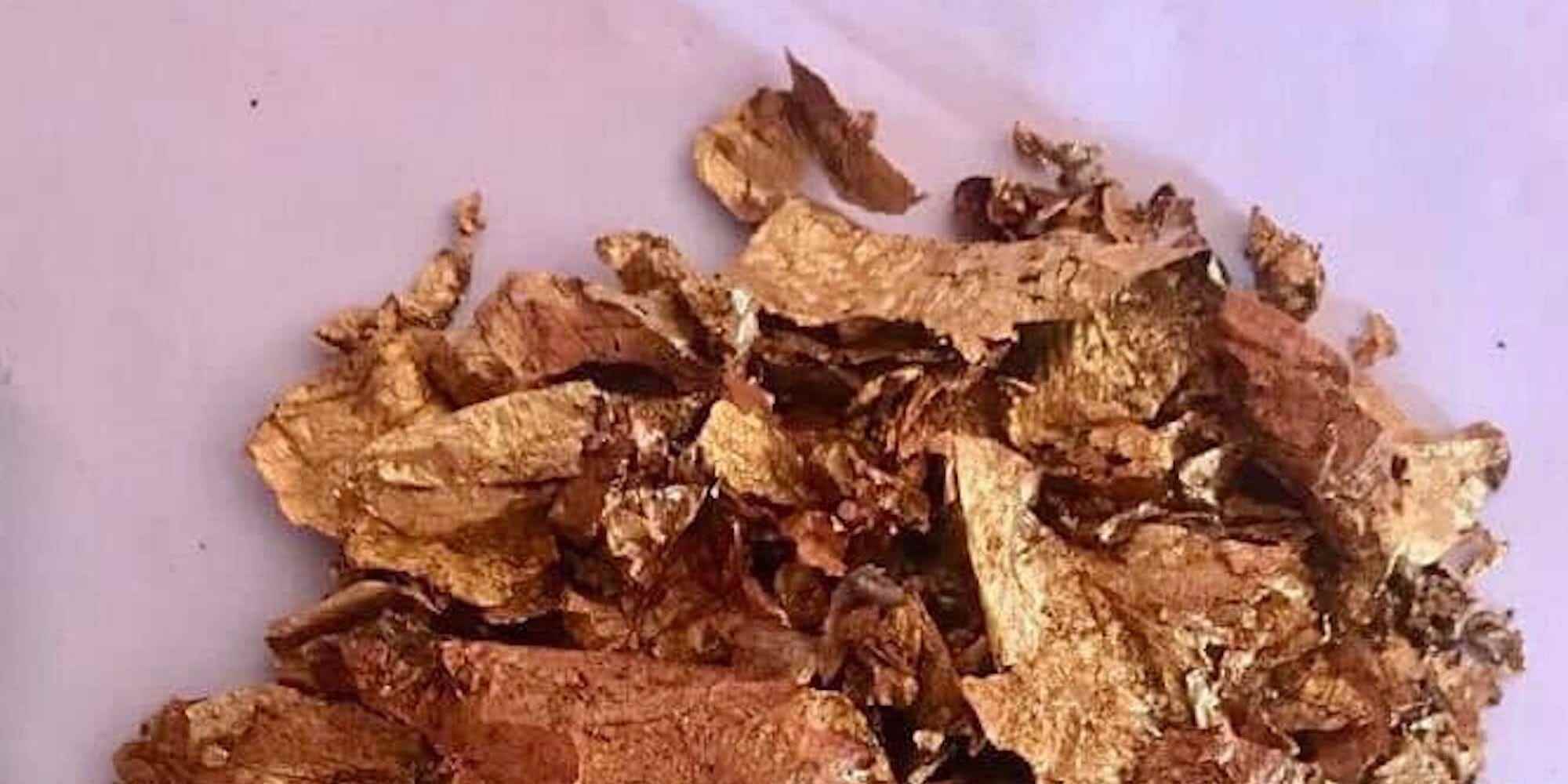 Goldflocken, die in der Nähe der Leichen gefunden wurden, werden gezeigt.