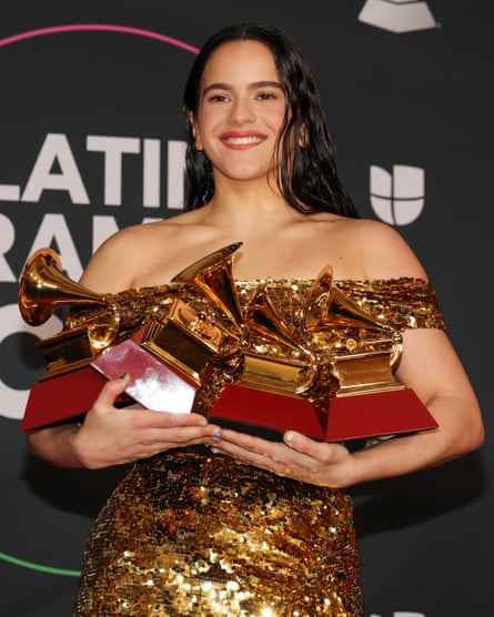 Bei den Latin Grammy Awards im letzten Monat mit vier der acht Auszeichnungen, die sie gewann.