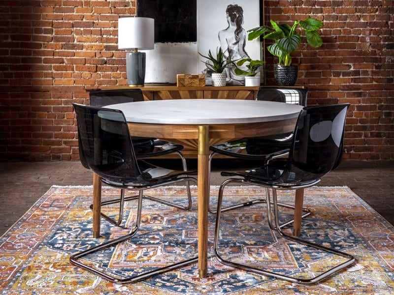 Bild von Rugs USA-Teppich unter einem runden Esstisch und schwarzen Stühlen für die besten Teppiche
