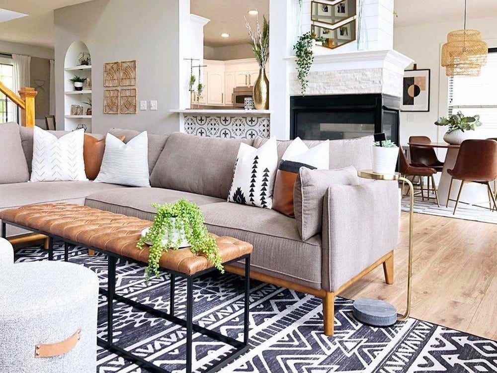 Bild eines schwarzen und grauen geometrischen Musters Robuster Teppich unter einem hölzernen Couchtisch und einer Couch in einem Wohnzimmer für die besten Teppiche