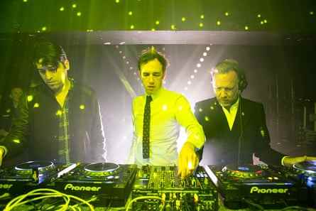 Erol Alkan, Stephen und David Dewaele auf der Bühne in Barcelona im Jahr 2014.