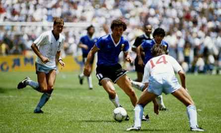Jorge Valdano läuft im WM-Viertelfinale 1986 gegen den Engländer Terry Fenwick