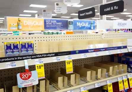 Eine fast leere Abteilung für Erkältungs- und Grippemedikamente in einer Apotheke in Burbank.  Südkalifornien wurde von einer Welle der Grippe, Covid und RSV heimgesucht.