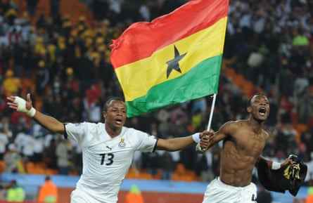 André Ayew (links) und John Paintsil feiern Ghanas Qualifikation für die letzten 16 bei der Weltmeisterschaft 2010.