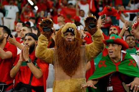 Marokko-Fans sehen sich das Achtelfinal-Spiel gegen Spanien in Katar an