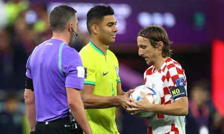Der Kroate Luka Modric passt den Ball im Elfmeterschießen an den Brasilianer Casemiro