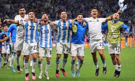 Messi feiert mit seinen argentinischen Teamkollegen.