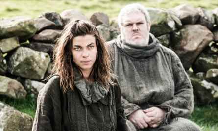 Tena als Osha mit Kristian Nairn als Hodor in der dritten Staffel von Game of Thrones.