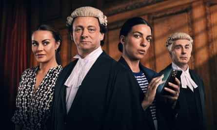 Von links: Chanel Cresswell als Coleen Rooney, Michael Sheen als David Sherborne QC, Tena als Rebekah Vardy und Simon Coury als Hugh Tomlinson QC in Vardy V Rooney: A Courtroom Drama.