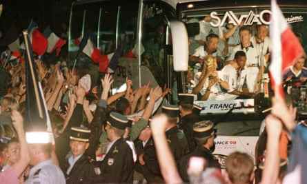 Frankreich wird im Juli 1998 nach dem Gewinn der Weltmeisterschaft von Fans in Clairefontaine begrüßt