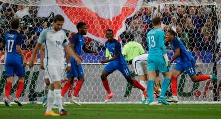 Ousmane Dembélé jubelt, nachdem er im Juni 2017 im Stade de France im Freundschaftsspiel gegen England den Siegtreffer für Frankreich erzielt hat