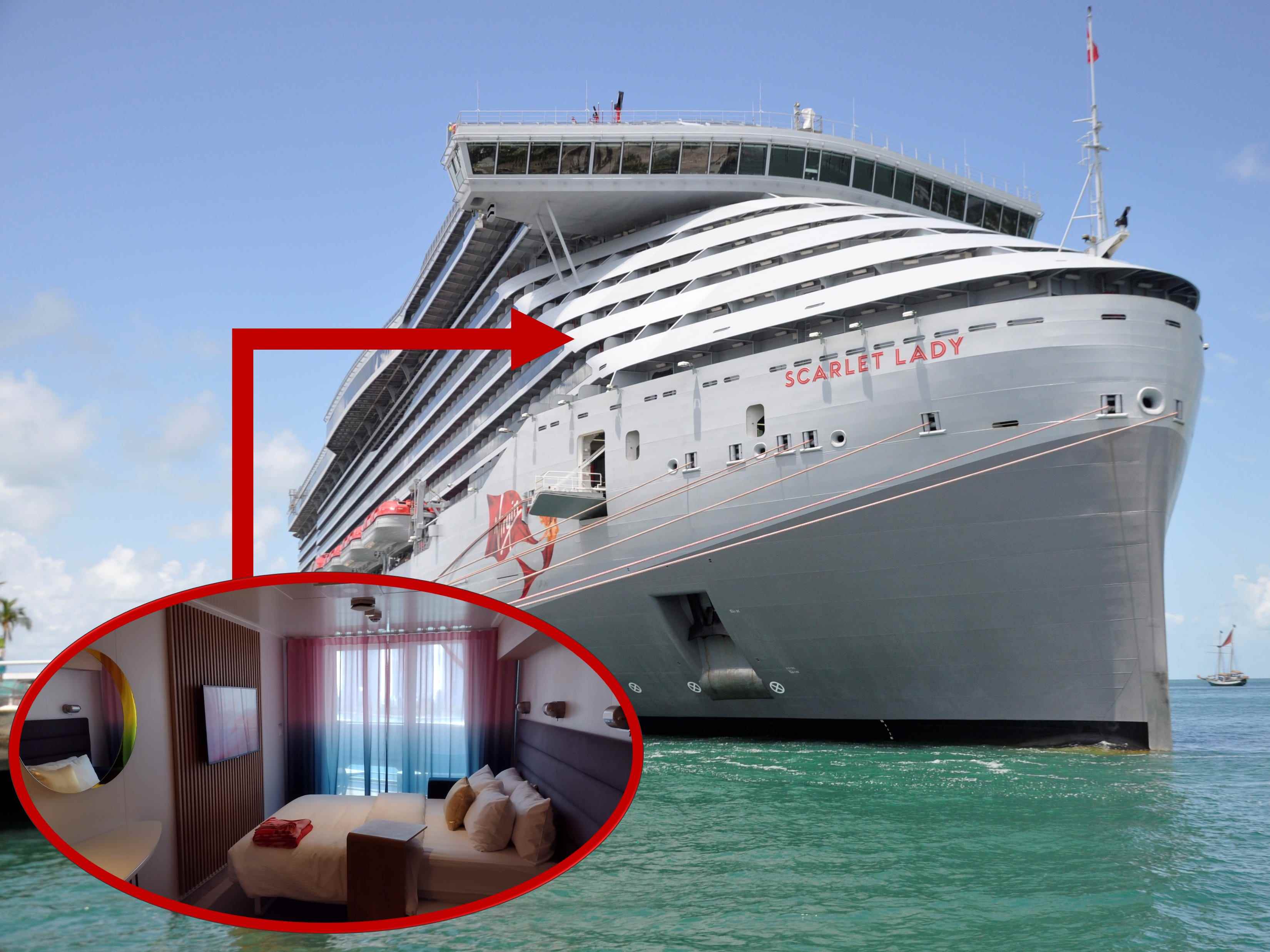 Ein Kreuzfahrtschiff auf See mit einem Bild in einem Kreis und einem Pfeil, der auf ein Bullaugenfenster zeigt,