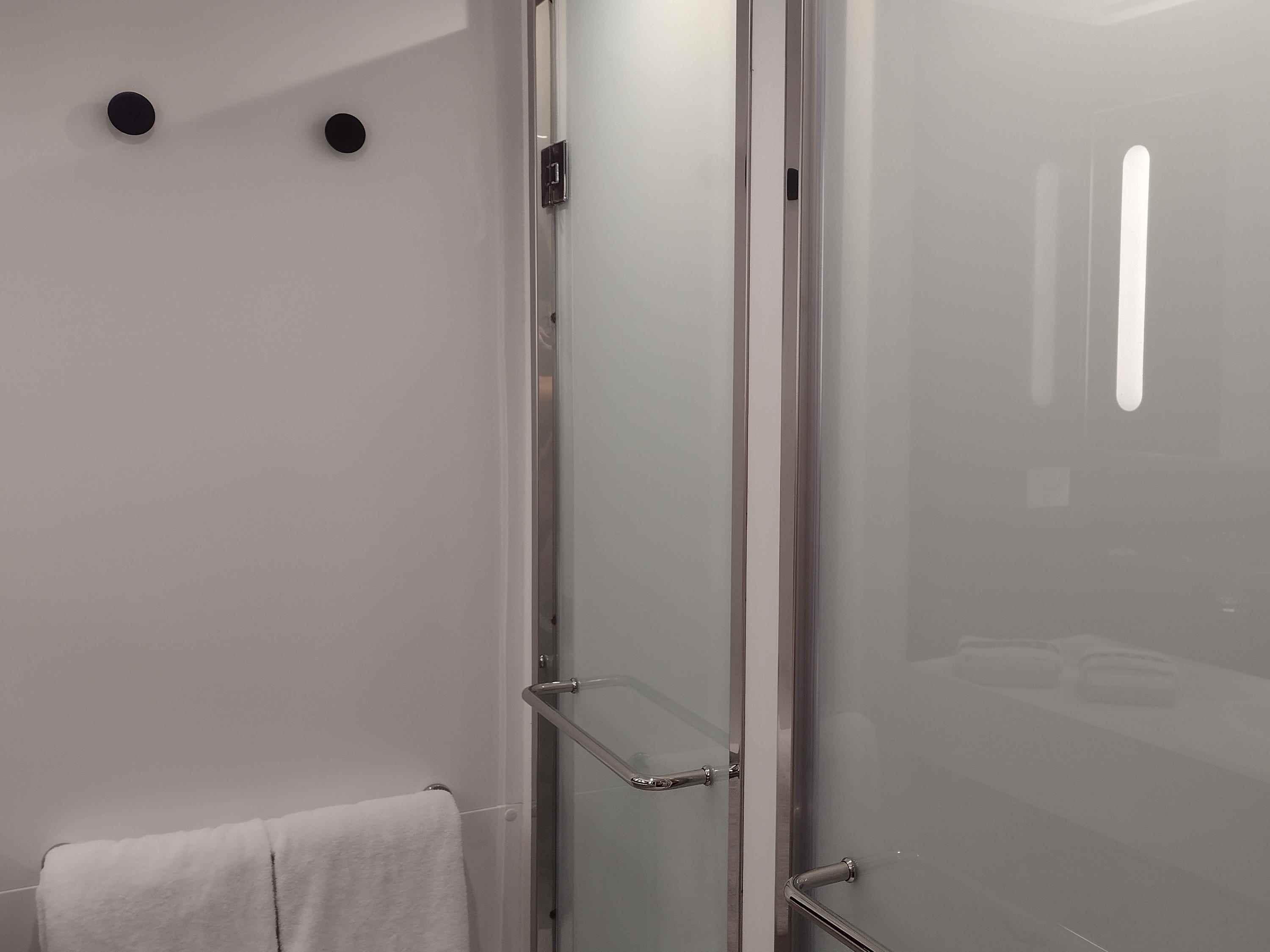 Ein Badezimmer mit zwei undurchsichtigen Türen.