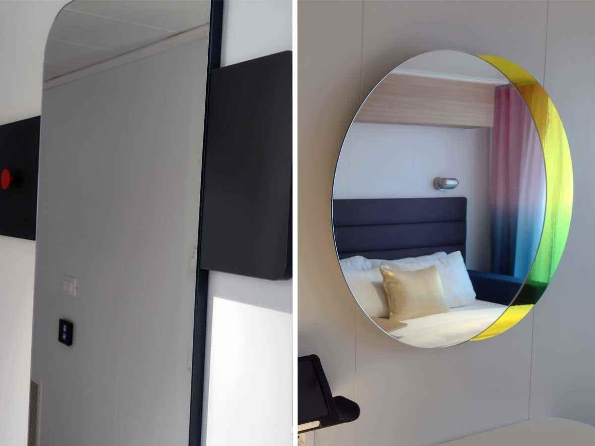 Nebeneinander Bilder eines Ganzkörperspiegels und eines runden Spiegels, die ein Bild eines Bettes reflektieren.