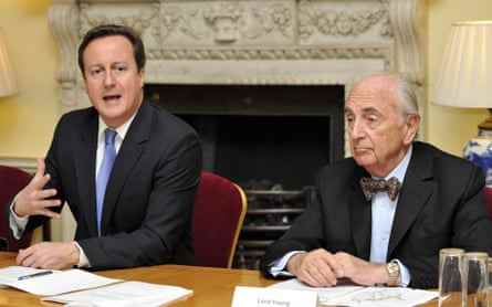 Dann Premierminister David Cameron und Lord Young in 10 Downing Street im Jahr 2010.