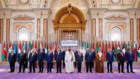 Der chinesische Staatschef Xi Jinping und arabische Amtskollegen posieren für ein Gruppenfoto während des chinesisch-arabischen Gipfels in Riad am 9. Dezember 2022.